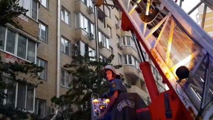 При пожаре в доме на улице Российской в Краснодаре сгорели 54 квартиры