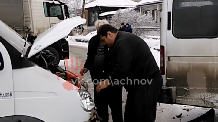 В Миасса маршрутка с пассажирами попала в аварию и вызвала снежный апокалипсис на перекрёстке