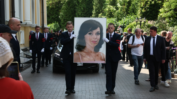 Попытку раздуть скандал на прощании с Анастасией Заворотнюк пресекли на корню: Поклонники встали на сторону семьи