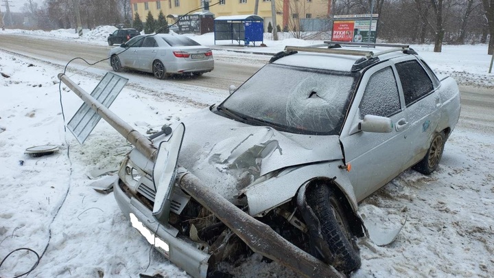 В Тольятти на десятку свалился столб после столкновения с Ладой. Пострадал мужчина
