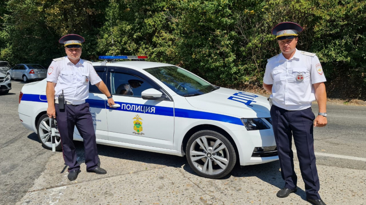 В Сочи полицейские доставили в больницу водителя с сильными болями в области живота