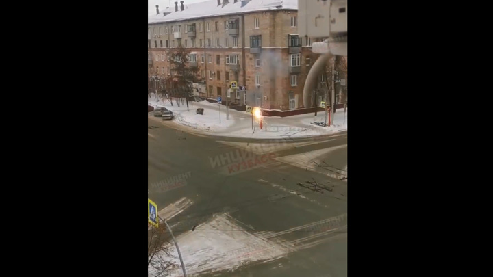 В центре Кемерова на перекрёстке из-за короткого замыкания сгорел светофор