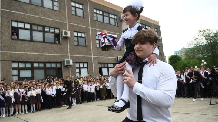 Кубанские випы показали фотографии своих сыновей-выпускников с Последнего звонка