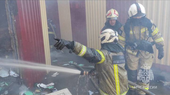 Появились фото и видео тушения пожара в районе рынка Классик под Ростовом 22 июня