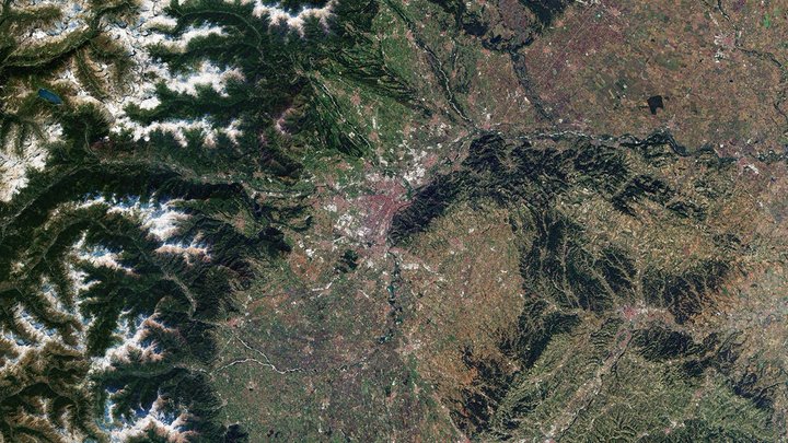 Что за огромный астероид приближается к Земле и стоит ли его опасаться