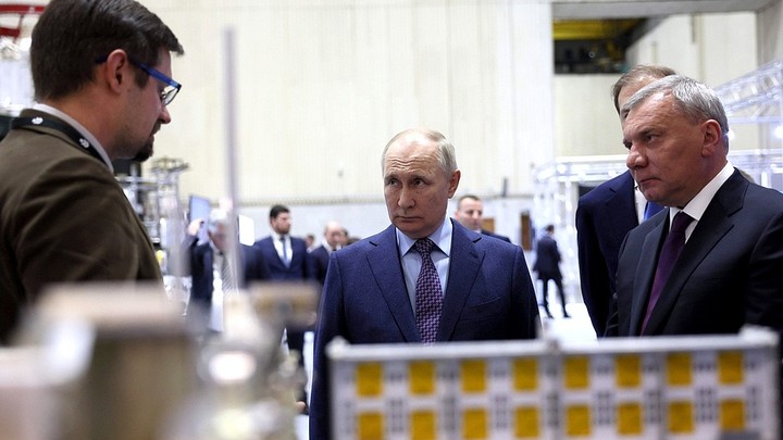 Рядом с Путиным в Королеве заметили два ядерных чемоданчика