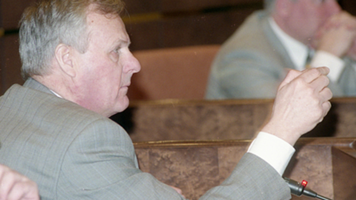 Играют в пинг-понг: Появилось архивное видео с отдыха Собчака и Путина в Финляндии