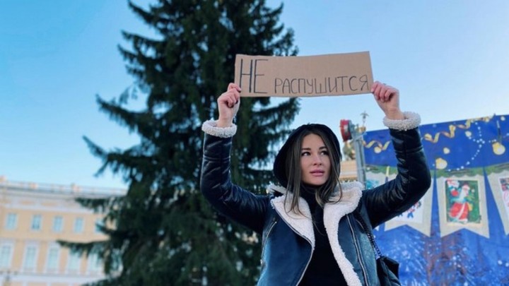Блогер Юлиана Иванова устроила пикет из-за облезлой елки на Дворцовой площади в Санкт-Петербурге