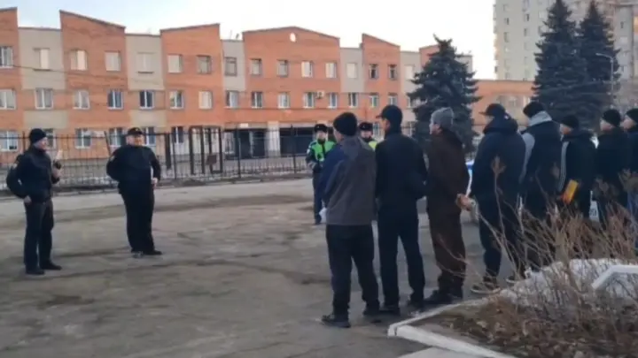 78 мигрантов-призраков выявили в челябинской квартире