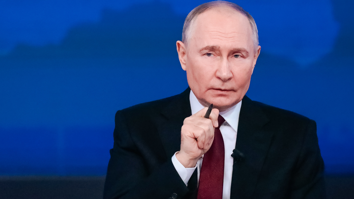 Шариковая ручка в руках Путина превратилась в неожиданный инструмент. Кадры увидела вся страна