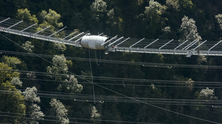 Пенсионерка отметила 69-летие прыжком с 210-метровой высоты в Сочи