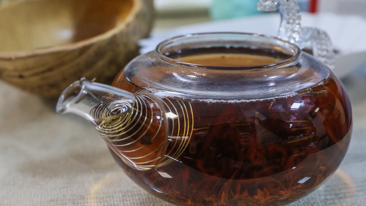 Главное - не перезаварить. Эксперт рассказал, как правильно приготовить чай