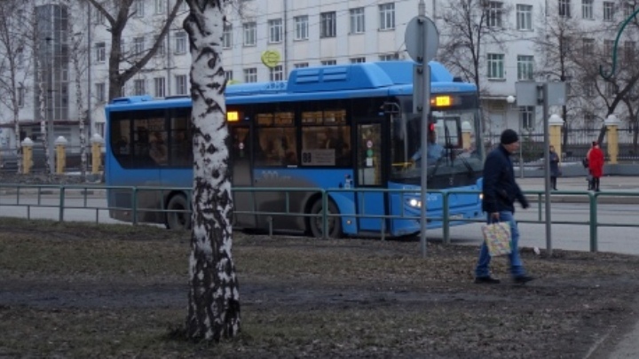 Кемеровчанка выпала из троллейбуса и попала в больницу
