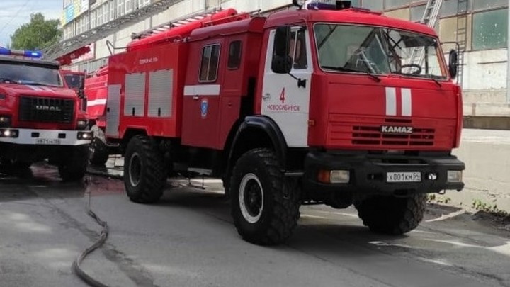 Волга сгорела на парковке у вокзала Новосибирск-Главный