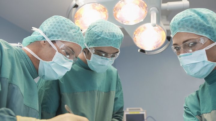 Не могу слёз сдержать: Редчайшую патологию у младенца прооперировали 3-миллиметровым инструментом