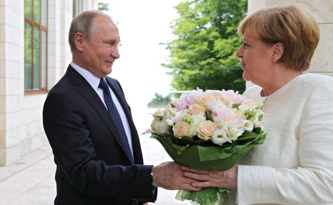 Путин попросил прощения у Меркель: Позднее узнал, что она боится собак