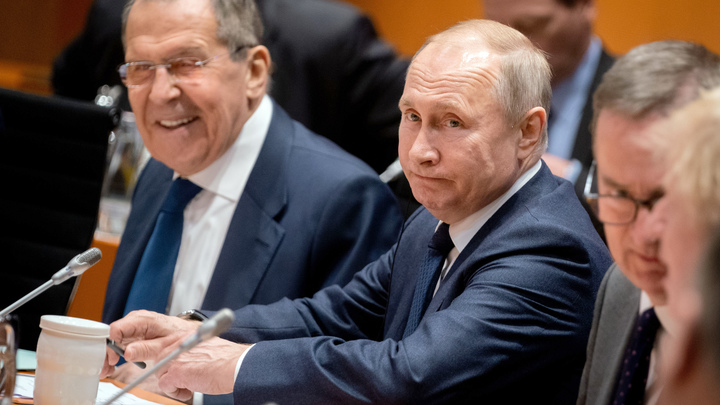 Вольно! и щелчок пальцами: Путин учит русскому языку Запад
