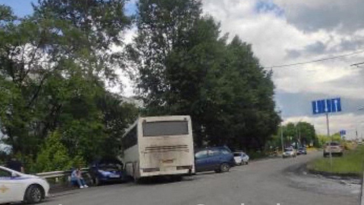 Служебный автобус смял две легковушки в Новокузнецке