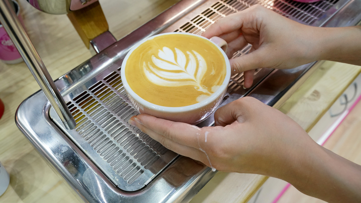 Ученые обнаружили повышенную пользу кофе с молоком по сравнению с черным