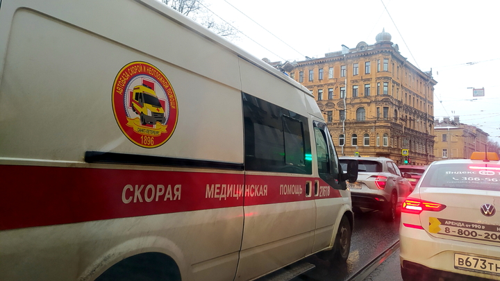 Пенсионерка упала с высоты девятого этажа в сугроб и осталась жива