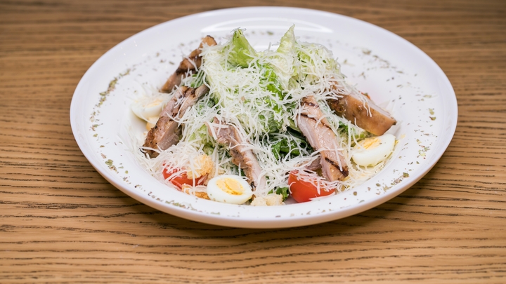 В новое меню школьных столовых Вологды вошли шаурма и салат Цезарь