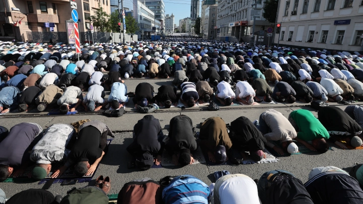 Как наказывают мигрантов за публичные намазы: Подполковник МВД раскрыл подробности