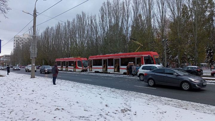 В Самаре на пр. Ленина с рельсов сошел трамвай