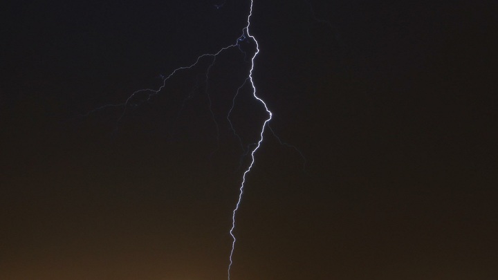Учёный рассказал, как не погибнуть от удара молнии: Обратите внимание на свой зонт