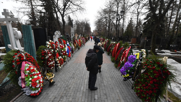 Злоумышленник украл гранитный крест с могилы на кладбище в Парголово