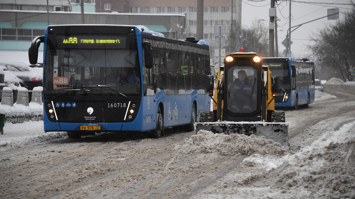 В Екатеринбурге пассажиров автобуса эвакуировали из-за неадекватного гражданина