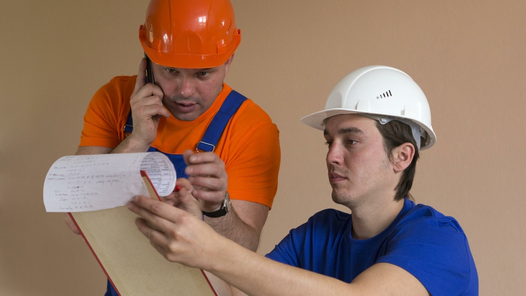 застройщик и подрядчик. подрядные работы. строитель с планшетом. строительно монтажные работы. строительные квалификации.