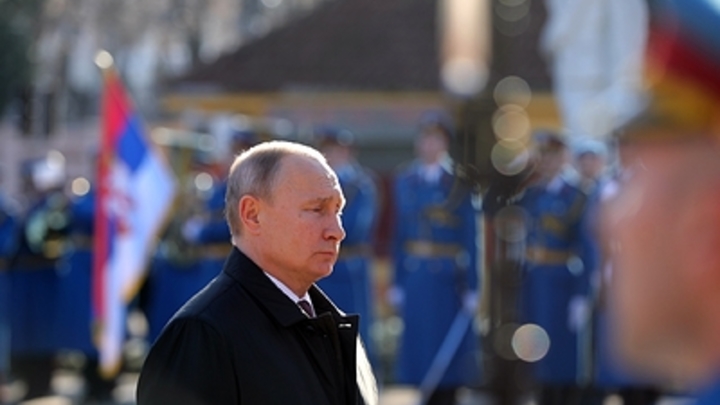 Путин движением руки остановил охранника, едва не толкнувшего маленькую девочку - видео