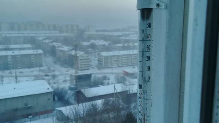 Пятьдесят эвакуированных человек из горящего дома в Якутске разместили в автобусах в −40 °С