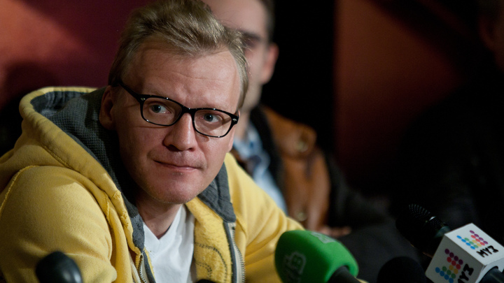 Актёр Алексей Серебряков заплакал, говоря о девочке, спасённой из-под обстрела ВСУ