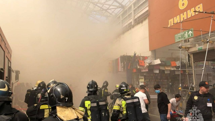 Вздымается столб дыма: В Москве снова горит рынок Садовод