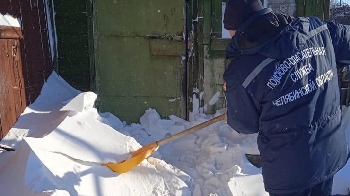 Снегом засыпало двери: под Троицком два дня в плену просидела мать с дочкой