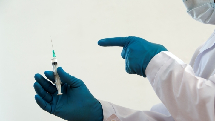 Кузбасские врачи рассказали, можно ставить прививку от гриппа и коронавируса одновременно