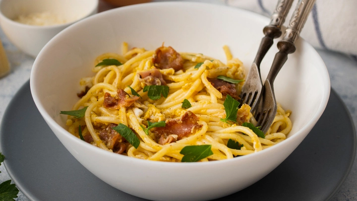 Заварили лапшу и попались: любовников задержали в отеле за нарушение поста