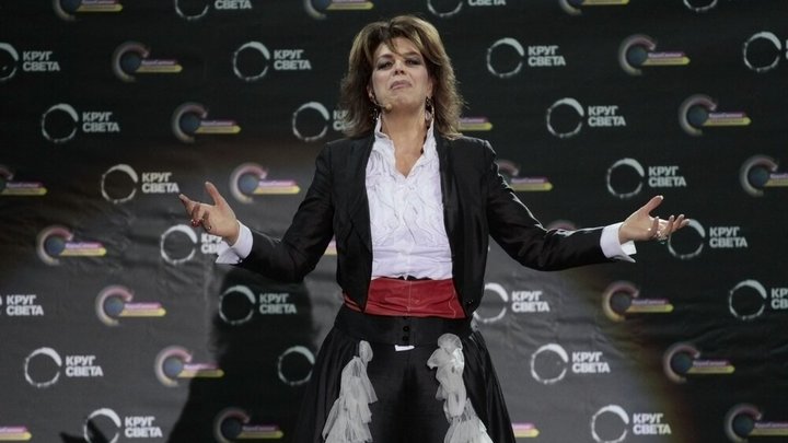 Это очень большая ошибка. Казарновская оценила действия артистов, покинувших Россию