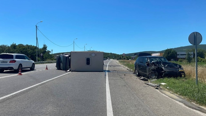 Фургон опрокинулся в результате ДТП в Геленджике. Есть пострадавшие