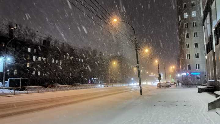 Новосибирск завалило снегом: Зимние кадры из столицы Сибири