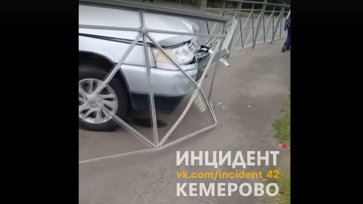 В Кемерове автомобиль снёс забор возле школы