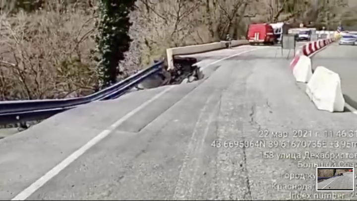 В районе Уч-Дере сползла дорога, на месте введут режим ЧС