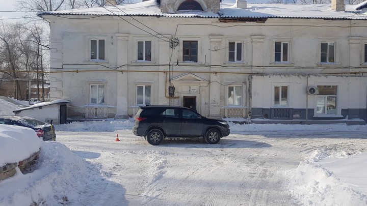 В Самаре внедорожник сбил бабушку во дворе дома
