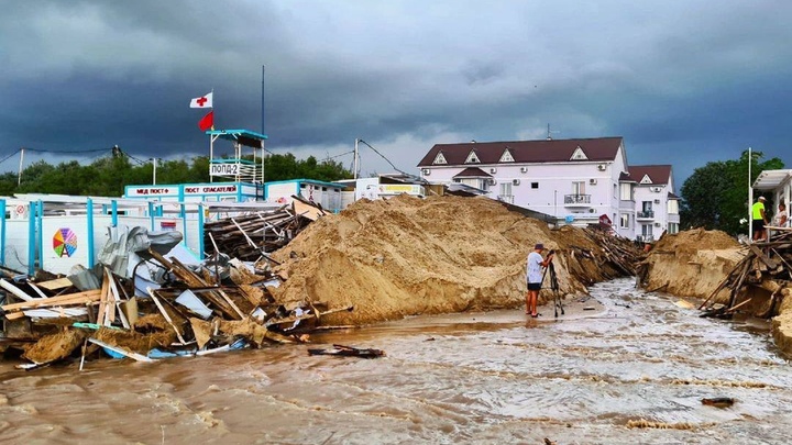 В анапском посёлке снесли киоски, чтобы вывести дождевую воду к морю