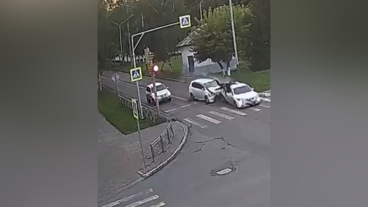 Женщина за рулем авто с мужем на капоте протаранила легковушку в Междуреченске