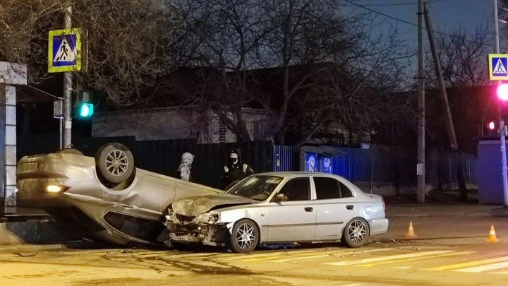 В Ростове-на-Дону на Портовой случилась авария с перевёртышем. Есть пострадавшие