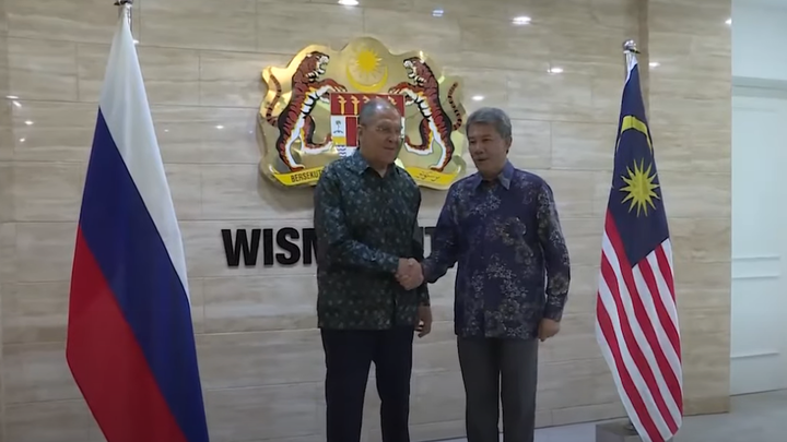 Лавров оделся в батик по просьбе коллег из Малайзии