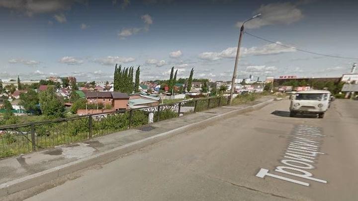 На новой развязке в Челябинске грузовик повалил на дорогу столб