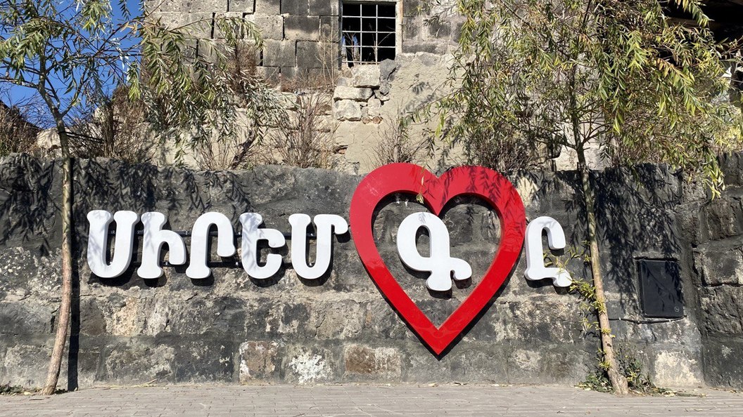 Гюмри 1988 землетрясение в армении. Столица армении ереван. Сколько лет в армении. Численность армян в мире. Ввп армении.